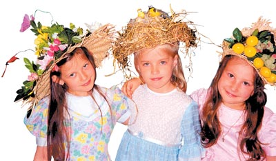  Эти юные модницы только что стали победительницами конкурса на лучшую летнюю шляпку. Шляпки изготовили их мамы специально по такому случаю. Конкурс проходил в детском саду № 1775.